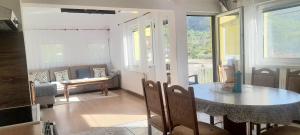 a dining room with a table and chairs in a room at Apartman za odmor Plivska Jezera in Jajce