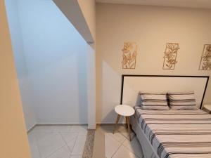 a bedroom with a bed and a small table at Casa, jd Belo Horizonte in Indaiatuba