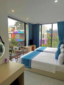 a bedroom with a bed and a balcony at Flamingos Hải Tiến LUXURY view biển tầng cao và Biệt thự 4pn in Thanh Hóa +40 photos