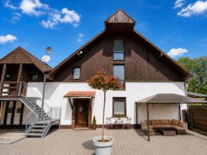 a large white house with a gambrel roof at Ferienwohnungen auf Reiterhof in Kevelaer in Kevelaer