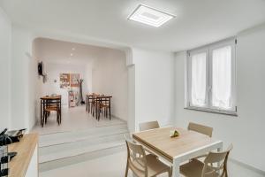 a kitchen and dining room with a table and chairs at B&B Santa Maria in Agerola