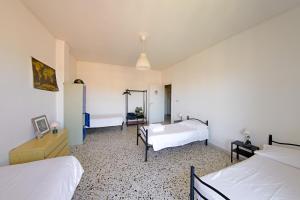 ein Schlafzimmer mit zwei Betten und ein Zimmer mit zwei Tischen in der Unterkunft The Homestay - Arezzo in Arezzo