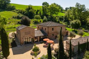 an aerial view of a house with trees at Agriturismo La Frattina in Buonconvento