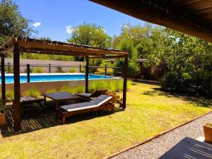 a backyard with a pergola and a swimming pool at GuardiaPiemontese Aparts in Capilla del Monte