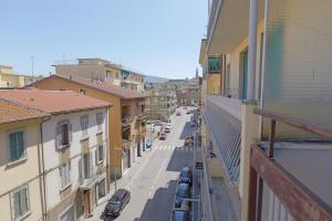 Blick von einem Balkon auf eine Stadtstraße in der Unterkunft The Homestay - Arezzo in Arezzo