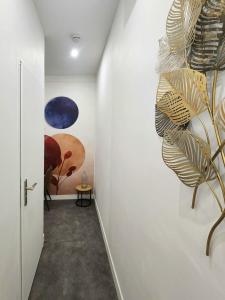 a hallway with a wall with a plant on it at Le Tom de Libourne in Libourne