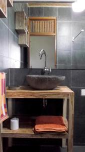 - un lavabo sur une table en bois dans la salle de bains dans l'établissement Bella Villas, à Ubud