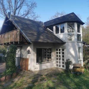 a white house with a gambrel roof at FEWO Radebeul Am Waldrand Spittelholz in Radebeul