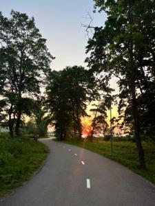 eine Straße mit Bäumen am Straßenrand in der Unterkunft Baltic Zen in Sillamäe