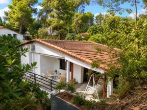 a white house with a red roof at Oropos Cozy House in Néa Palátia