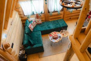 an overhead view of a living room in a log cabin at Brvnara Floridita u prirodi - blizu Manastira Tavna in Ugljevik
