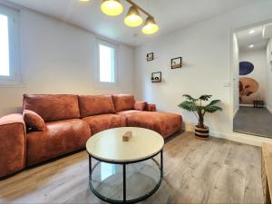 a living room with a couch and a table at Le Tom de Libourne in Libourne