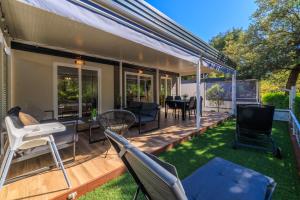 a screened in porch with chairs and a table at ESTRADA MOBILE HoME in Biograd na Moru