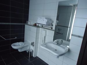 חדר רחצה ב-Source Hôtel
