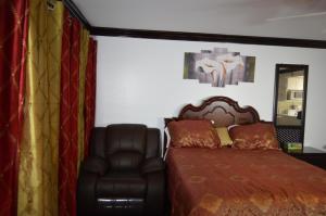 Een bed of bedden in een kamer bij Lakeview Studio Apartments On Golf Course