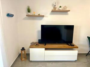 a flat screen tv sitting on top of a white entertainment center at Apartman Luka in Pinezici