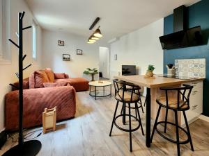 a kitchen and living room with a table and chairs at Le Tom de Libourne in Libourne