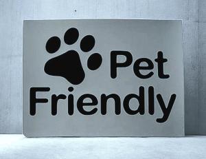 a sign that says pet friendly with a paw print at Villa India A-Frame in Ledenik