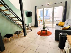 a living room with a couch and a table at Appartement 2 hyper centre d'Agen avec garage et terrasse in Agen