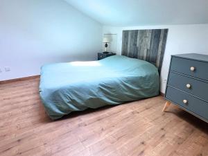 a bedroom with a bed and a dresser and a bed sidx sidx at Appartement 2 hyper centre d'Agen avec garage et terrasse in Agen