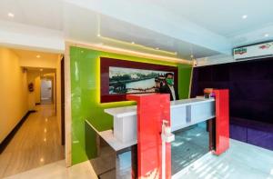 a room with a green and red wall at Near Beach HOTEL - VERSOVA INN in Jāmb