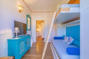 a room with a bunk bed and a ladder at Apartament Vista capomare in Capoliveri