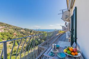 a balcony with a bowl of fruit on a table at Apartament Vista capomare in Capoliveri