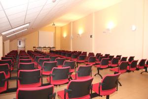 an empty room with red chairs and a whiteboard at Residencia Albergue Jaca in Jaca