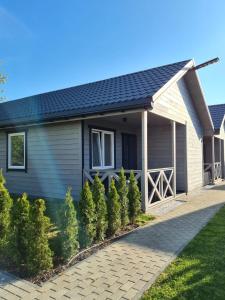 a house with a gambrel roof at Domki Amanda in Ustronie Morskie