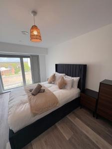 a bedroom with a bed and a pendant light at Modern 2BD 2 bathroom apartment close to city centre in Manchester