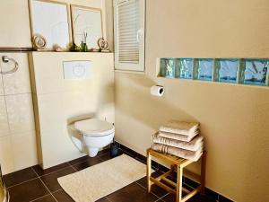 a bathroom with a toilet and a shower and towels at LIV Apartments in Stadthagen +13 photos