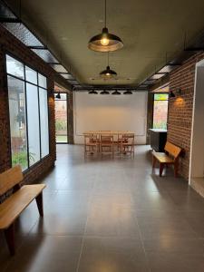 ein Raum mit Tisch und Stühlen in einem Gebäude in der Unterkunft Urban River Hostel in Corrientes