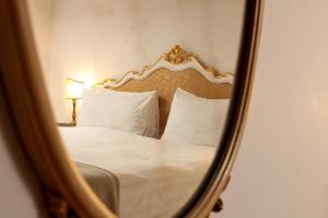 a reflection of a bed in a mirror at Ca' Perdon Apartment in Venice