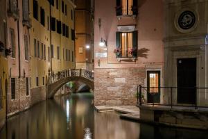 a bridge over a river in a city at Ca' Perdon Apartment in Venice +28 photos