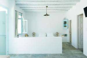 a room with white walls and a white counter at Thavma Kalosyni in Firopótamos