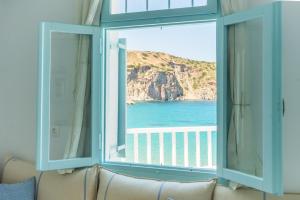 a view of the ocean from a living room window at Thavma Kalosyni in Firopótamos