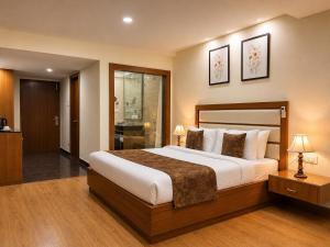 a bedroom with a large bed in a room at Shobla Royale in Kulu