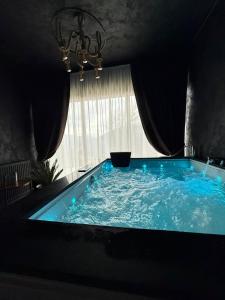 Swimming pool sa o malapit sa JacuzziNoirHouse