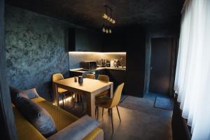 Seating area sa JacuzziNoirHouse