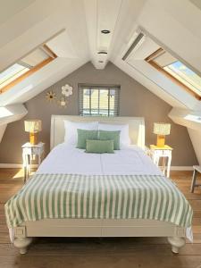 a bedroom with a large bed in a attic at Tuinderswoningen Bosrijk en Zeerijk op 100m van bos en duin in Heemskerk