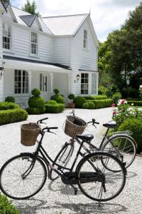 dos bicicletas estacionadas frente a una casa en Wyett Annex en Greytown