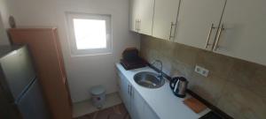 a small bathroom with a sink and a window at Boračko Lake View Apartment "doelend" in Konjic