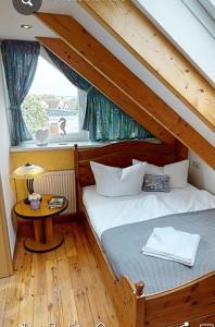 a bedroom with a bed and a window at Dia Mare Taubenschlag in Ueckeritz