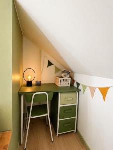 a desk with a chair in a room under an attic at Casa Terracotta in Saint-Aignan