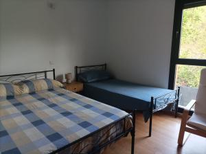a bedroom with two beds and a window at La Vega in Cardeñadijo