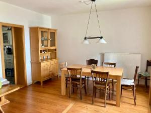 a kitchen and dining room with a table and chairs at Ferienhaus Alter Hof in Volkach