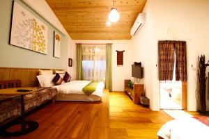 una camera da letto con un letto e un tavolo in una stanza di Tang Chao B&B a Jiaoxi