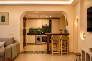a living room with a couch and a kitchen at Babylone Appart & Pool, Hivernage in Marrakesh