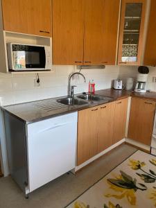 a kitchen with a sink and a microwave at Huoneisto Rivimerta, Siikajoki in Siikajoki