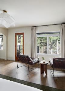 a living room with two chairs and a table at All Seasons River Inn in Leavenworth